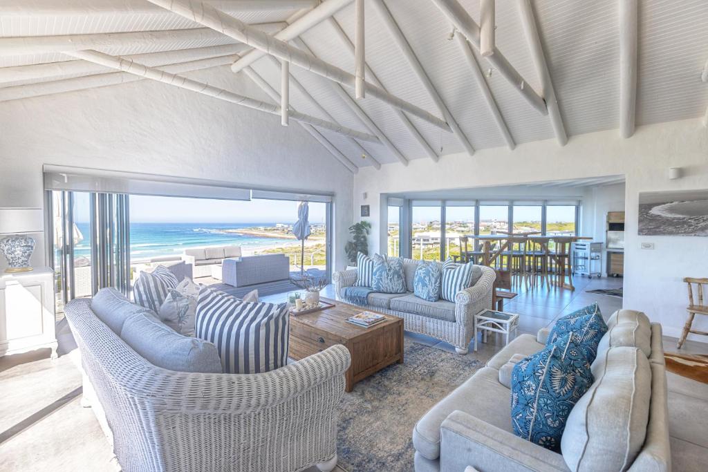 un soggiorno con divani e vista sull'oceano di Simply Stunning a Cape St Francis
