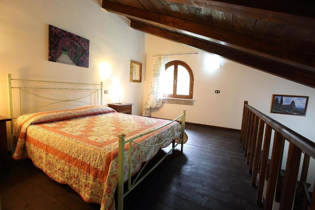 1 dormitorio con 1 cama y escalera con ventana en Ferienwohnung für 3 Personen ca 50 qm in Giungano, Kampanien Cilento, en Giungano