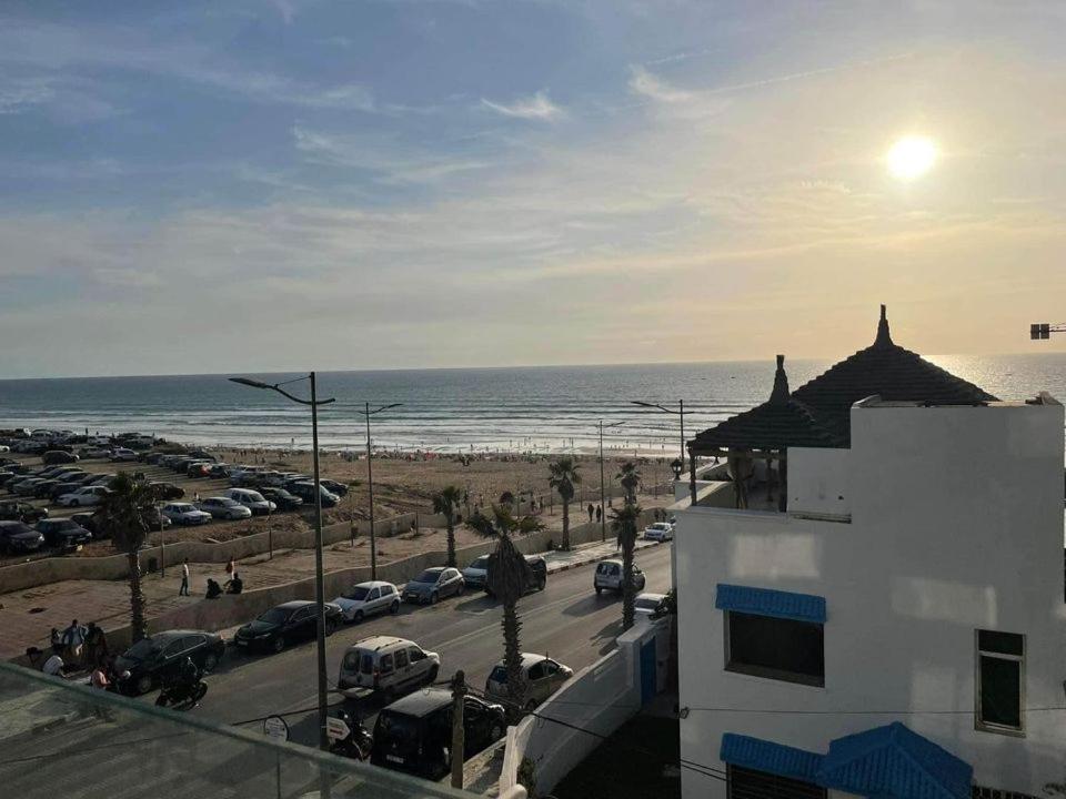 Blick auf einen Parkplatz neben dem Strand in der Unterkunft RIMAL MAHDIA in Kenitra