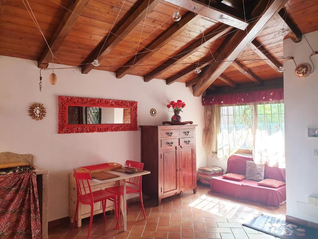 een woonkamer met een tafel en stoelen en een bank bij Il Ninfeo " le cocon" appartamento in Zagarolo