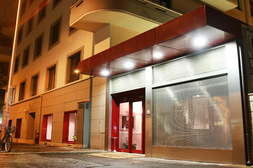 a building with its doors open on a street at Hotel Re Di Roma in Rome
