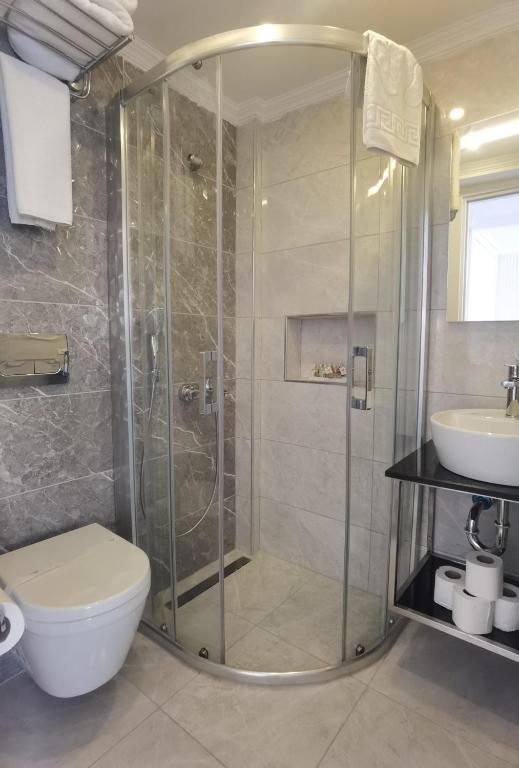 A bathroom at Mr. Bird Hotel