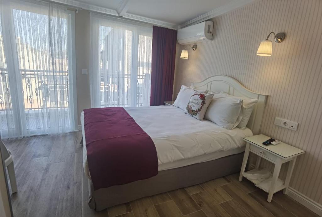 um quarto de hotel com uma cama e uma mesa de cabeceira em Mr. Bird Hotel em Istambul