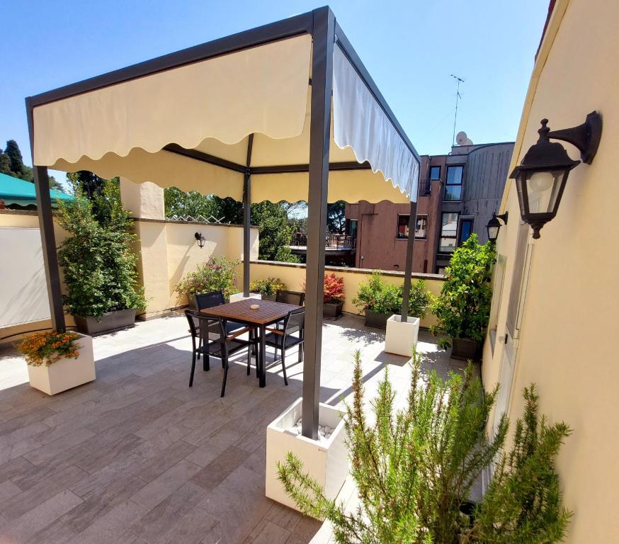 A balcony or terrace at Circo Massimo Apartment & Terrace