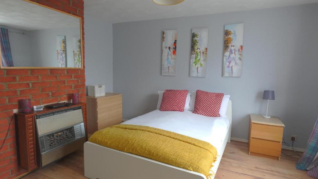 a small bedroom with a bed and a tv at Eddiwick House - Huku Kwetu Dunstable -Spacious 3 Bedroom House- Sleeps 6 - Suitable & Affordable Group Accommodation - Business Travellers in Houghton Regis