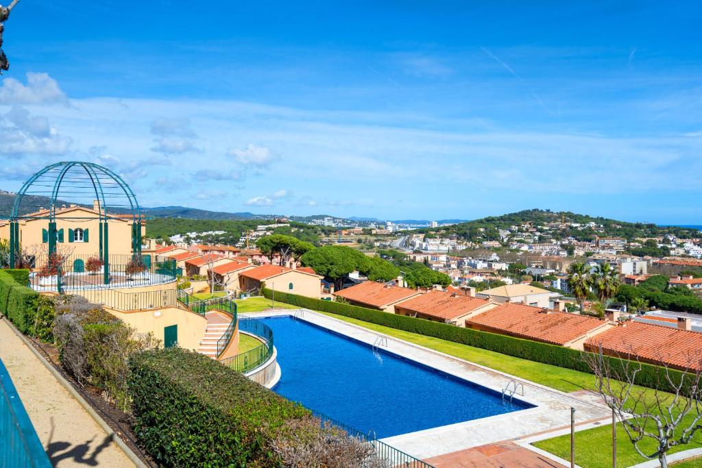 a view of a city with a swimming pool at CASA ADOSADA WELCS 137 con piscina comunitaria in Sant Feliu de Guíxols