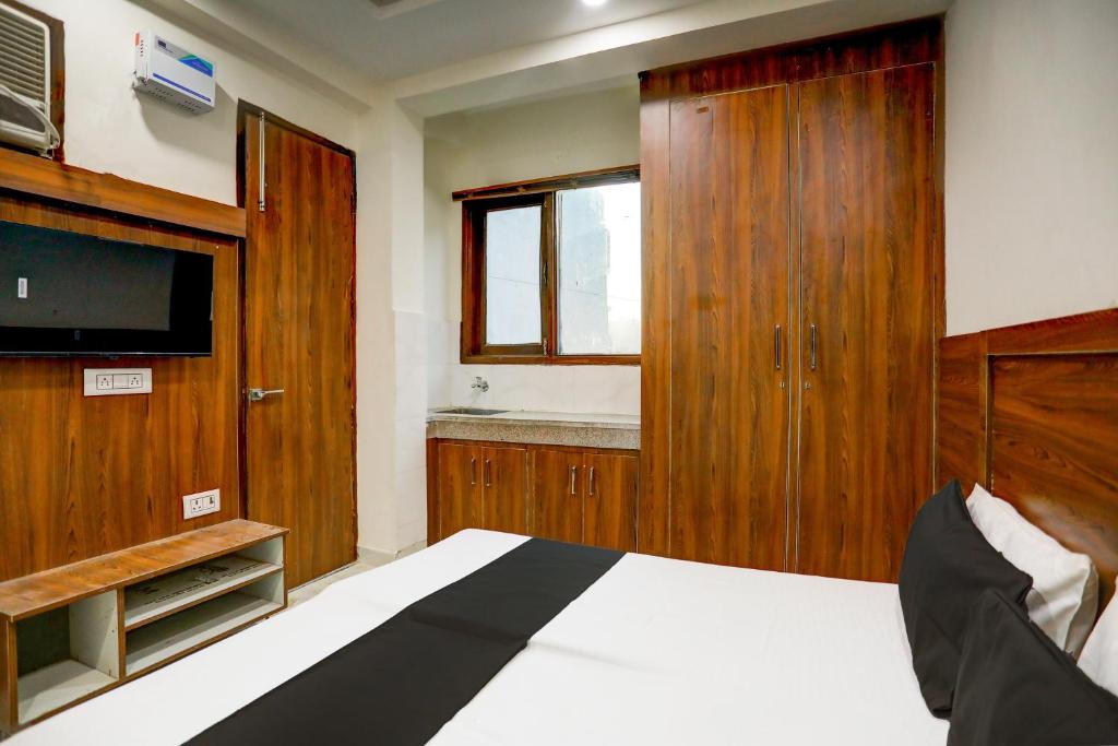 En eller flere senger på et rom på Collection O Hotel Daffodil Inn