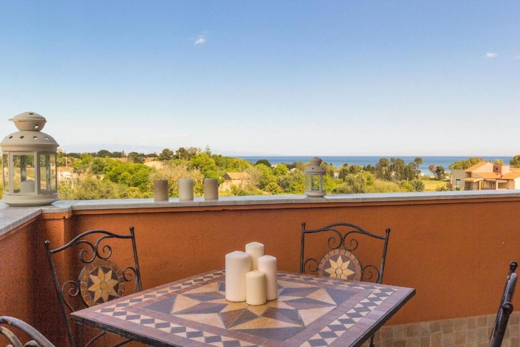una mesa en un balcón con vistas al océano en Ferienwohnung für 2 Personen ca 28 qm in Giardini Naxos, Sizilien Ostküste von Sizilien, en Giardini Naxos