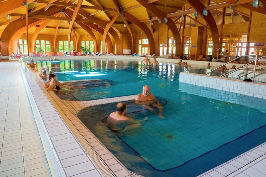 Bazén v ubytování Limonádé Apartman AC Agárd Élményfürdő mellett nebo v jeho okolí