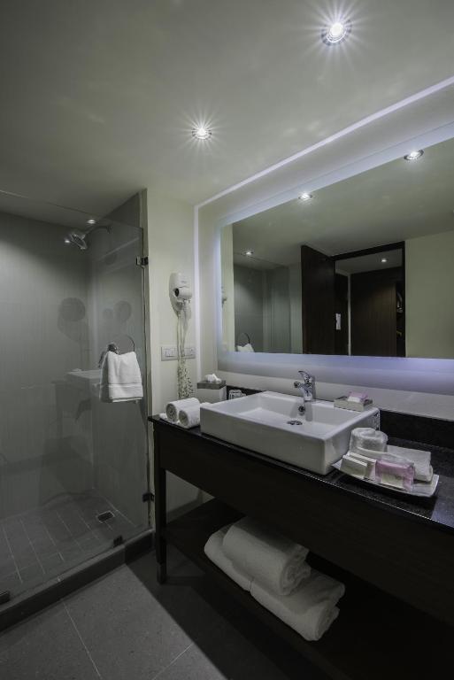 Koupelna v ubytování Holiday Inn Guadalajara Expo Plaza del Sol by IHG