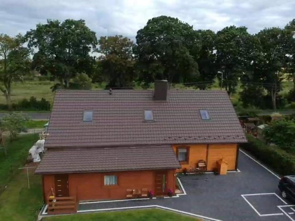 uma vista aérea de uma casa com um telhado em U MARTUŚKI DOMKI POKOJE POD LASEM em Stegna