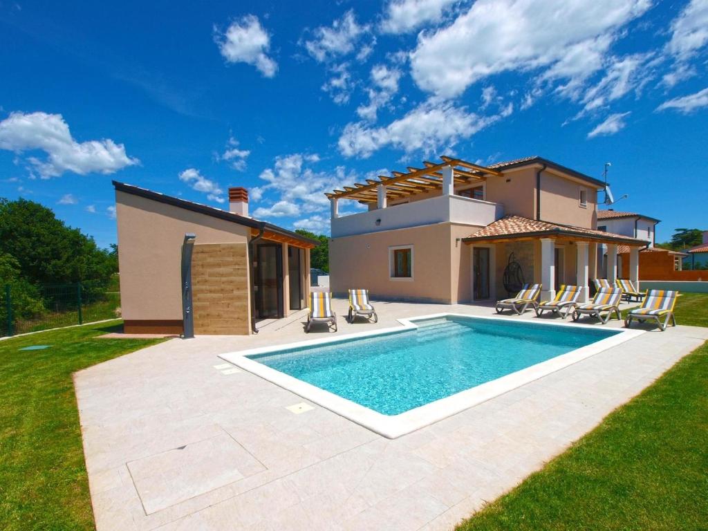 een villa met een zwembad voor een huis bij Ferienhaus mit Privatpool für 8 Personen ca 210 qm in Butkovici, Istrien Binnenland von Istrien in Juršići