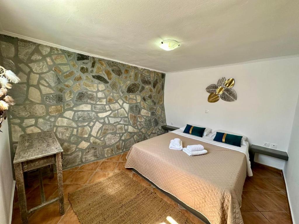 Postel nebo postele na pokoji v ubytování Family Villages Santorini