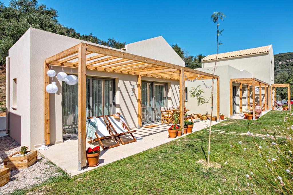 una casa en construcción con un invernadero en Kumquart estate- Mandarin en Aspiotádes