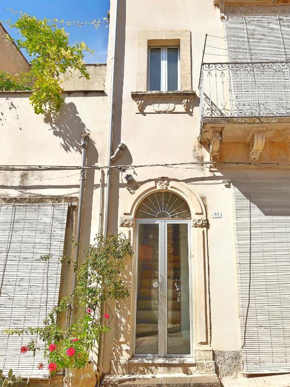 a building with a door and a window at Pantalica Rooms Affittacamere Sortino Siracusa in Sortino