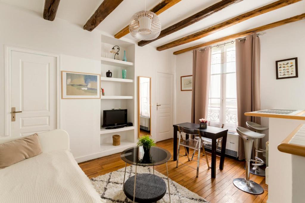 Marais Place des Vosges Sevigne