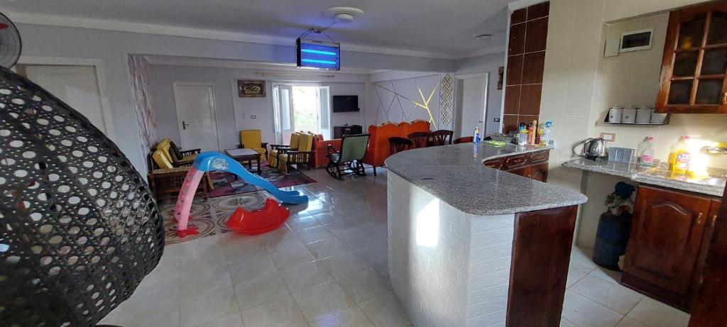 - une cuisine et un salon avec une aire de jeux pour enfants dans l'établissement شاليه في قرية هيلو بيتش في الكيلو ٥٠, à Borg El Arab