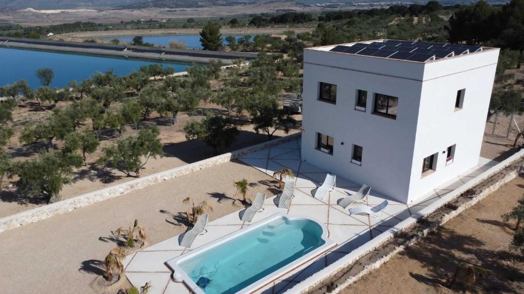 una vista aérea de una casa con piscina en Casita del embalse con encanto en Biar