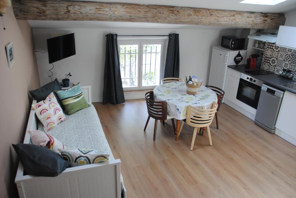 Kuchyň nebo kuchyňský kout v ubytování Appartement cosy au deuxième étage