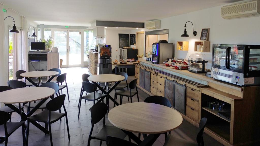 Kuchyň nebo kuchyňský kout v ubytování Hotel Le Vanséen