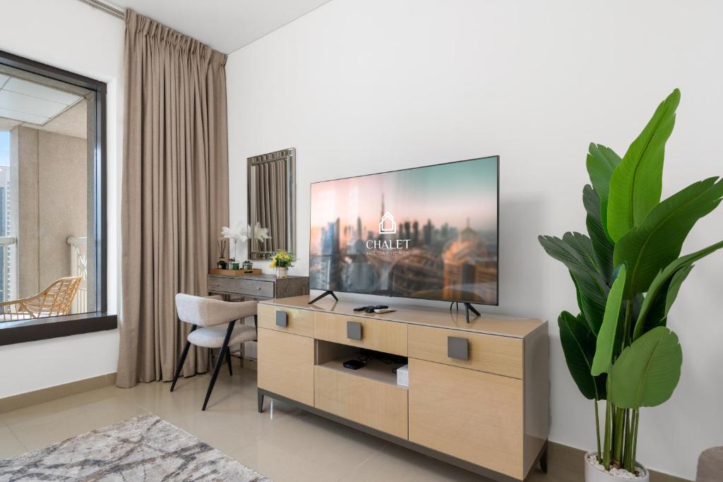 TV&#47;Unterhaltungsangebot in der Unterkunft Luxury Studio, 29 Boulevard near Burj Khalifa Downtown - Chalet Homes