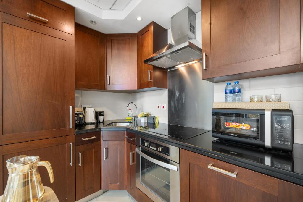 Küche&#47;Küchenzeile in der Unterkunft Luxury Studio, 29 Boulevard near Burj Khalifa Downtown - Chalet Homes