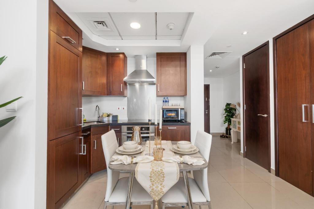 Küche&#47;Küchenzeile in der Unterkunft Luxury Studio, 29 Boulevard near Burj Khalifa Downtown - Chalet Homes