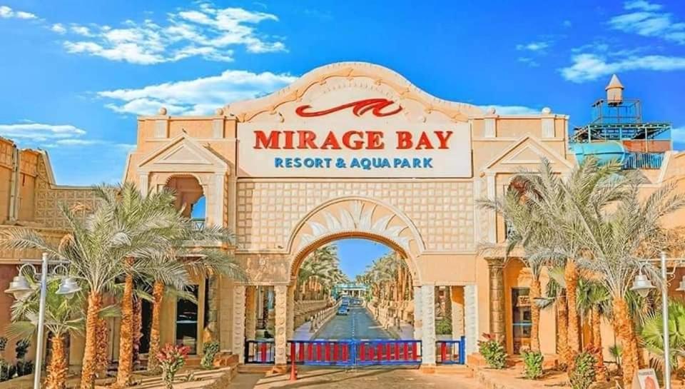una entrada a la entrada del complejo de la bahía de los espejos y del parque real en ميراج باي (شاليه) en Hurghada