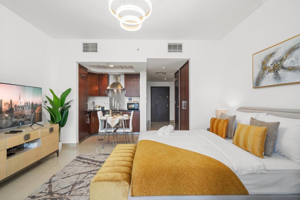 ein Schlafzimmer mit großem Bett und eine Küche in der Unterkunft Luxury Studio, 29 Boulevard near Burj Khalifa Downtown - Chalet Homes in Dubai