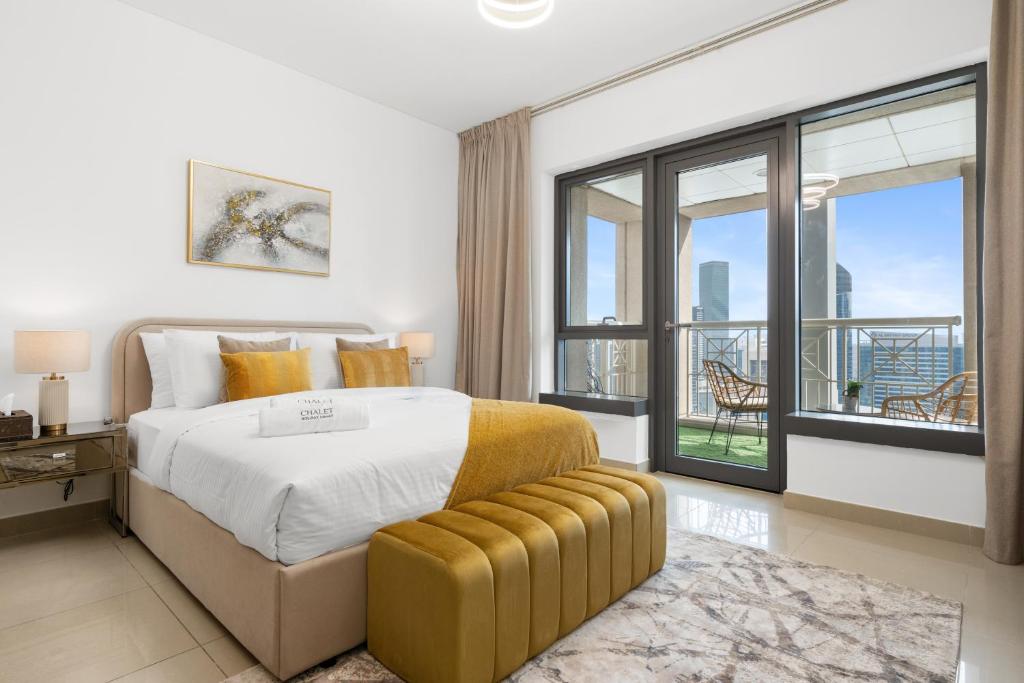 Ein Bett oder Betten in einem Zimmer der Unterkunft Luxury Studio, 29 Boulevard near Burj Khalifa Downtown - Chalet Homes
