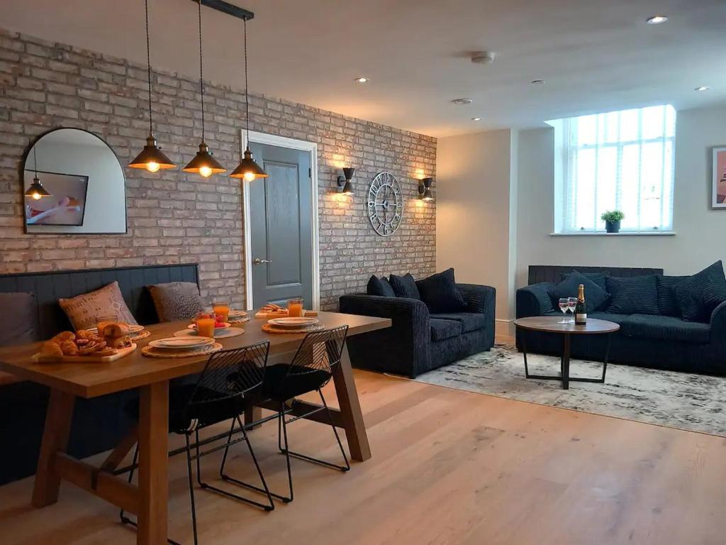 una sala de estar con una mesa y un sofá en Pass the Keys Apartment 2 Old Conservative Club in Historic Town, en Caernarfon