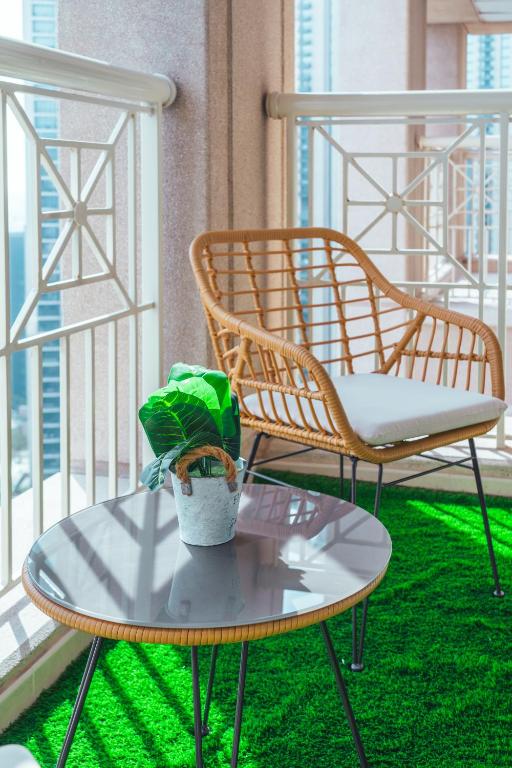 Ein Balkon oder eine Terrasse in der Unterkunft Luxury Studio, 29 Boulevard near Burj Khalifa Downtown - Chalet Homes
