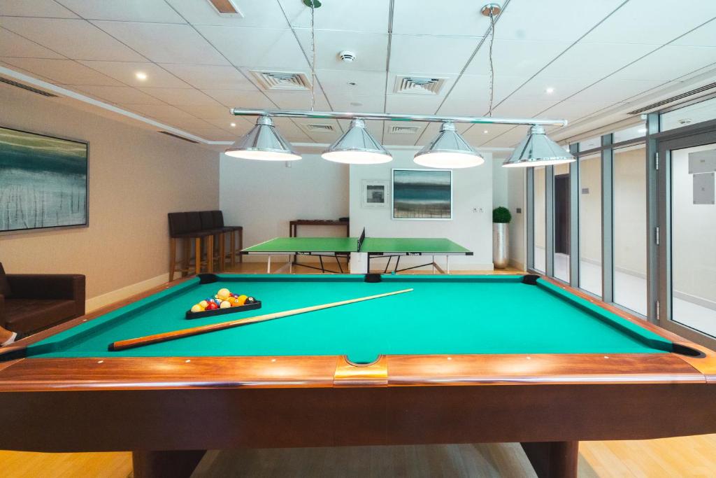 Ein Billardtisch in der Unterkunft Luxury Studio, 29 Boulevard near Burj Khalifa Downtown - Chalet Homes