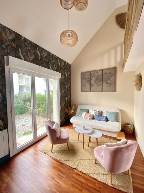 un salon avec un canapé, une table et des chaises dans l'établissement Agora Logement à 100 m de la plage, à Wimereux