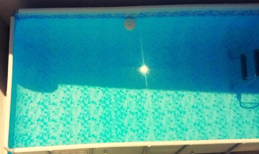 una piscina d'acqua con una palla dentro di Casa dos Marias a Elvas