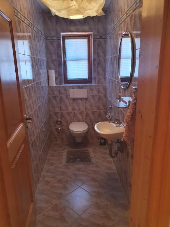 La salle de bains est pourvue de toilettes et d'un lavabo. dans l'établissement Erdgeschosswohnung mit Terrasse (Netflix, YouTube premium, ...), à Otting