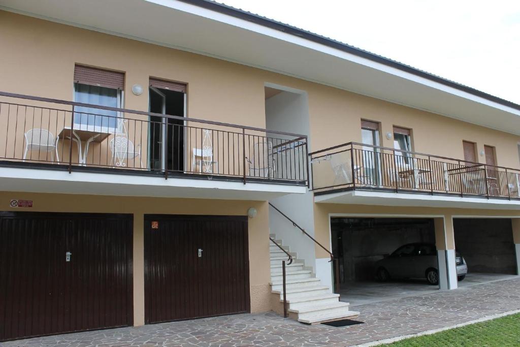una casa con un coche aparcado en el garaje en Ferienwohnung für 2 Personen 1 Kind ca 35 qm in Malcesine, Gardasee Ostufer Gardasee - b43625, en Malcesine