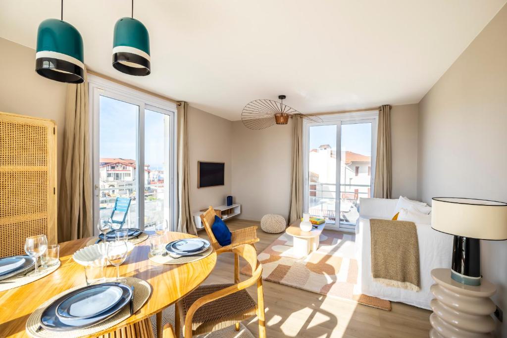 - un salon avec une table à manger et des chaises dans l'établissement Appartement de standing à la Plage d'Hossegor, à Soorts-Hossegor