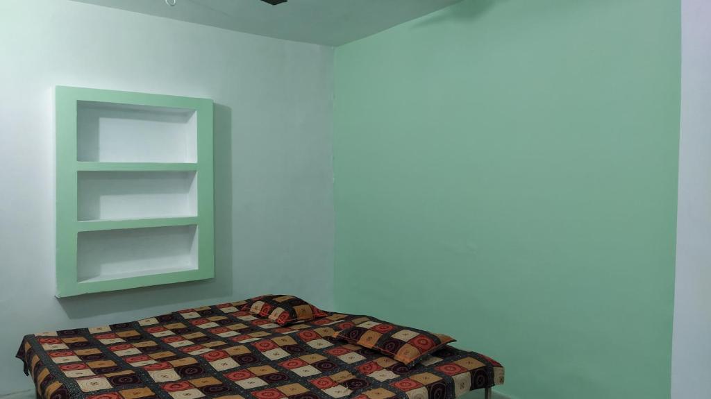 Postel nebo postele na pokoji v ubytování Vidhi Residency