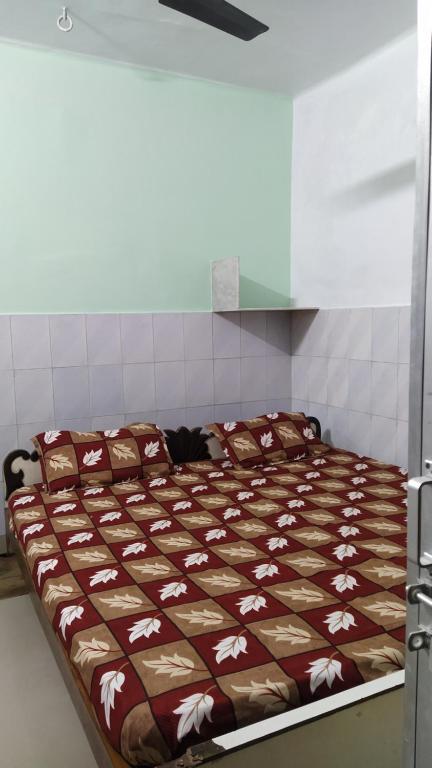 Postel nebo postele na pokoji v ubytování Vidhi Residency