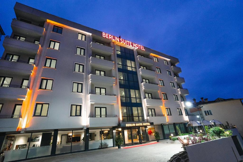 Berlin Suite Hotel Trabzon في طرابزون: مبنى عليه لافته