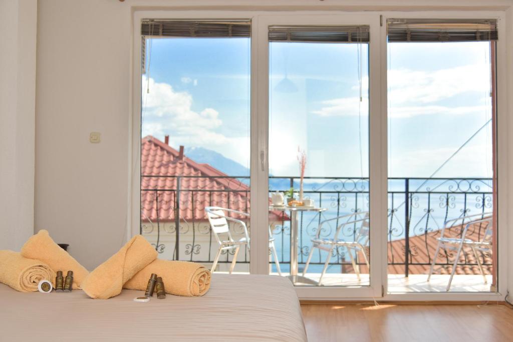 Schlafzimmer mit einem Bett und Blick auf einen Balkon in der Unterkunft Villa Marto Old Town Ohrid in Ohrid
