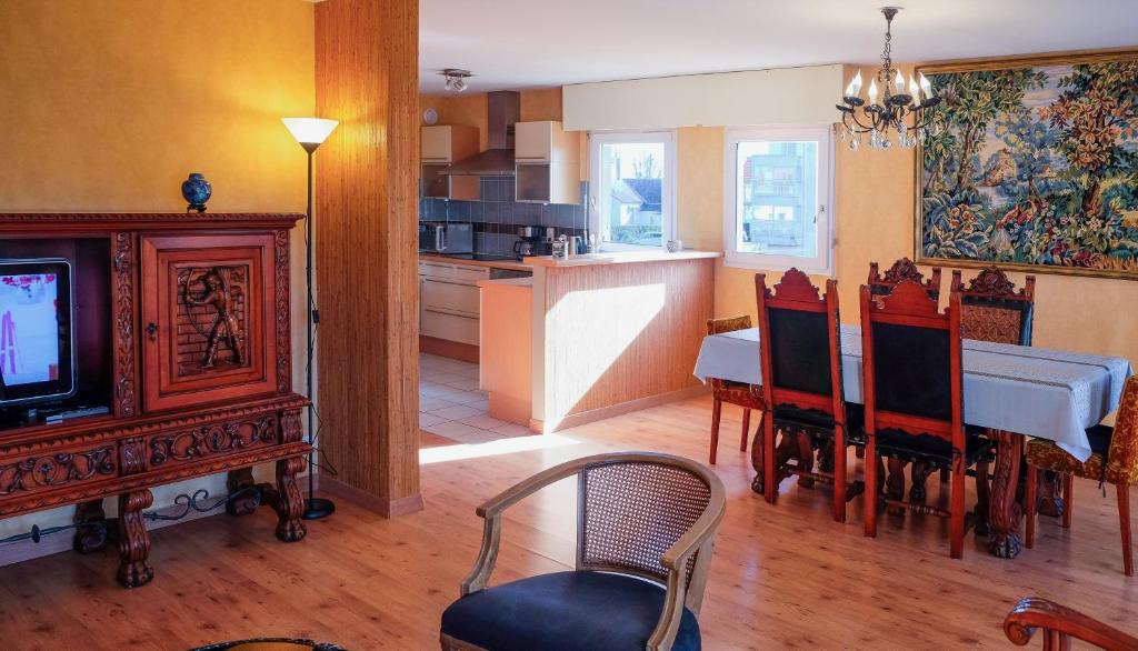 a kitchen and a dining room with a table and chairs at Appartement lumineux, 80m2, au calme, 10mn à pieds de la plage in Les Sables-dʼOlonne