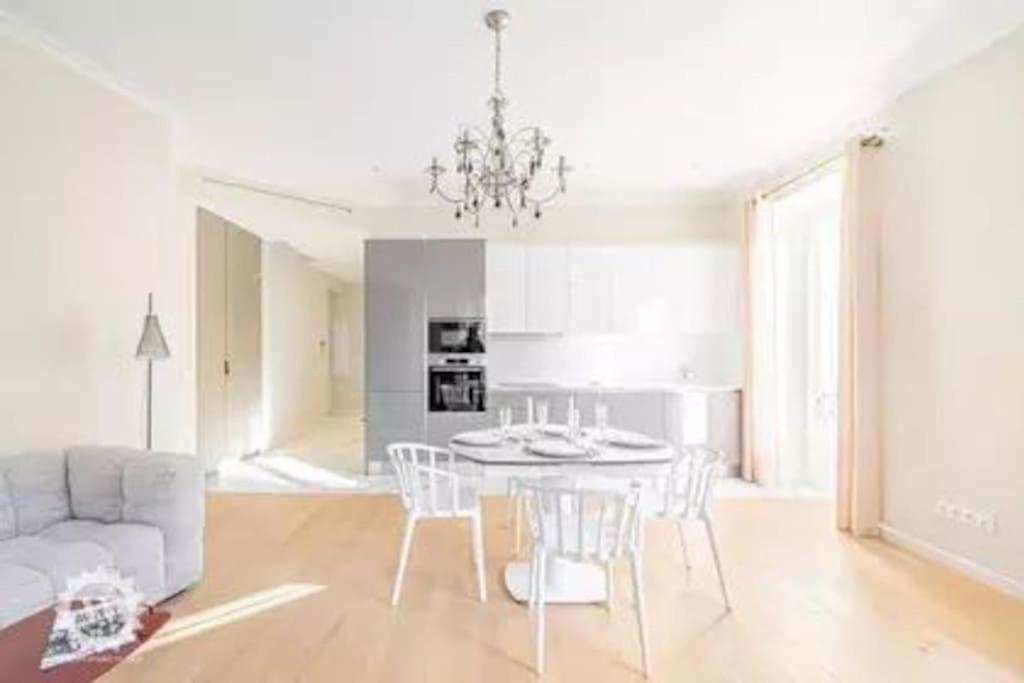 un salon blanc avec une table et des chaises dans l'établissement Luxuriously furnished bright newly renovated oasis, à Nice