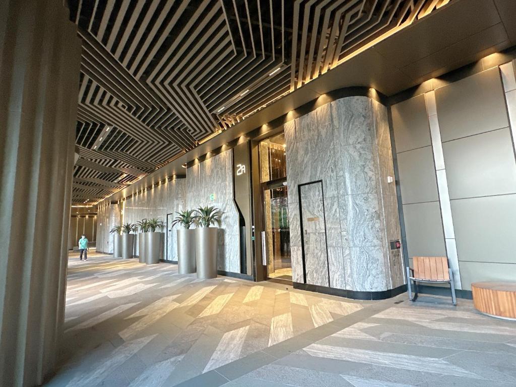 香港的住宿－香港將軍澳歐式風格3房2廳高級公寓，建筑物的走廊,有人沿着走廊走