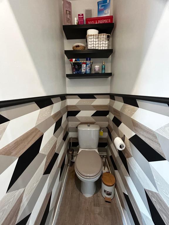 une salle de bain avec toilettes dans une chambre dans l'établissement Zen, à Caen