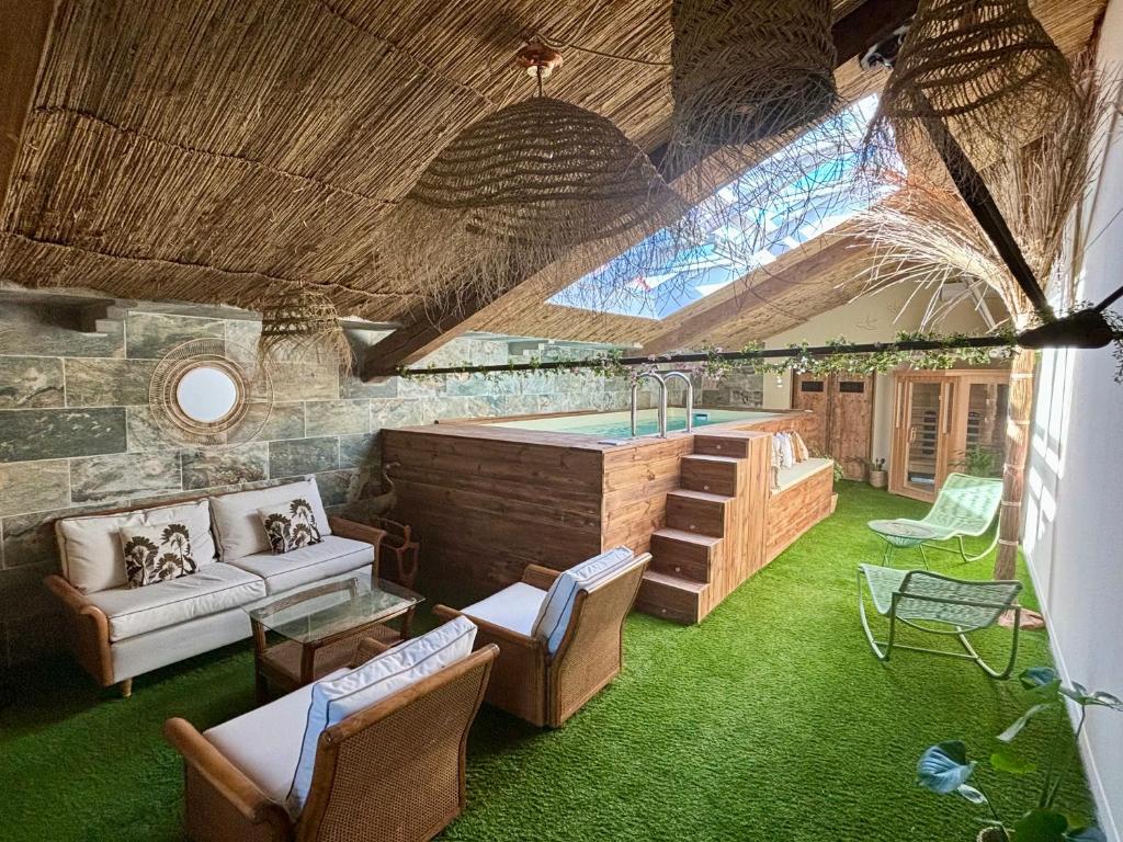Posezení v ubytování La cave de Grand Cabane