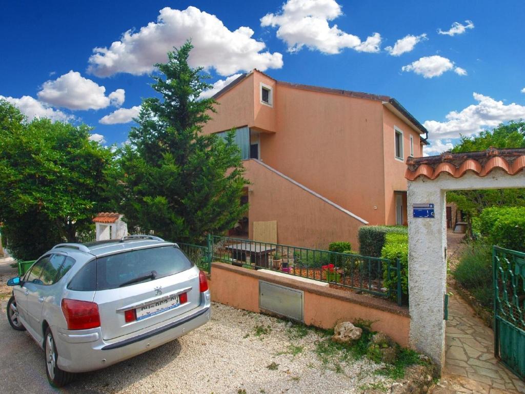 ein vor einem Haus geparkt in der Unterkunft Studio für 6 Personen ca 50 qm in Banjole, Istrien Istrische Riviera in Banjole