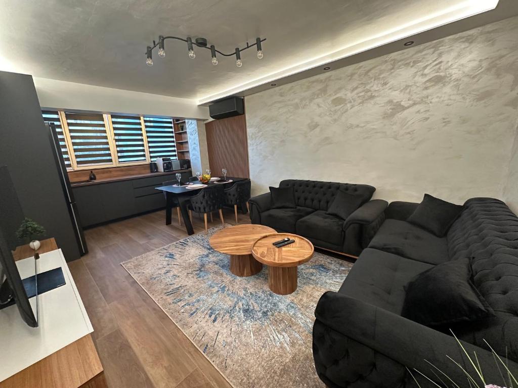 uma sala de estar com um sofá e uma mesa em SeaView Lazur Apartment em Burgas
