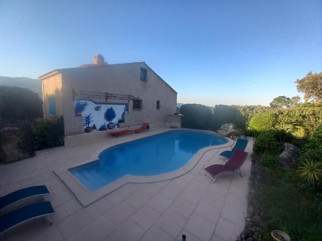 une piscine devant une maison dans l'établissement appartement 60 m2 climatisé 2 adultes max et 2 enfants piscine partagée, à Porto-Vecchio